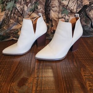 Southern Looks Mata Womens Pull On White Ankle Bootie Size 10